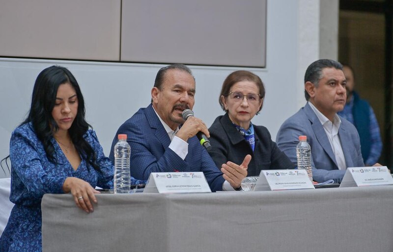 Políticos mexicanos en una conferencia de prensa