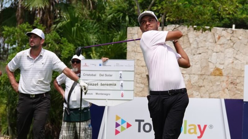 Golfista profesional jugando un torneo