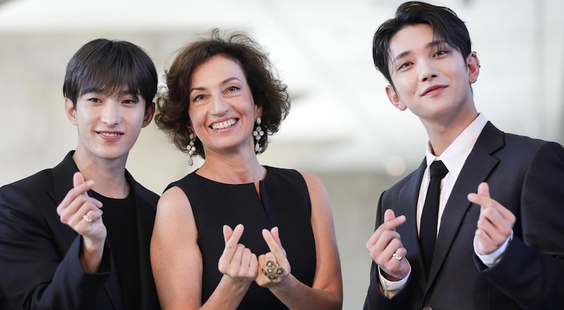 Actores coreanos posan junto a Catherine Deneuve en el Festival de Cine de Venecia