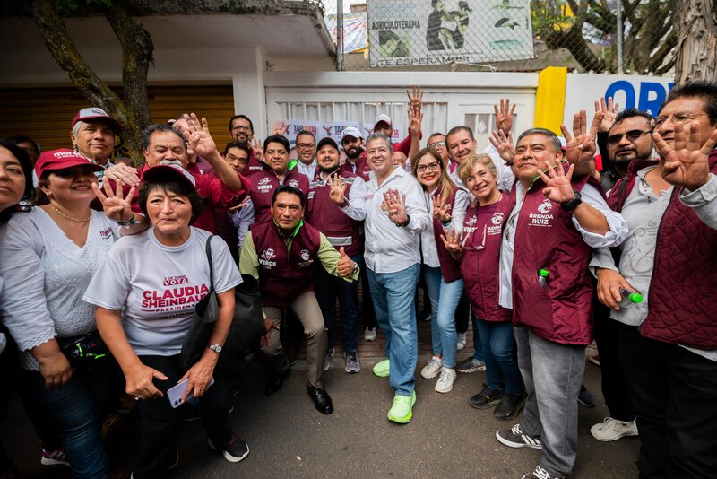 - Claudia Sheinbaum, candidata de Morena a la presidencia de la Ciudad de México, saluda a sus simpatizantes.