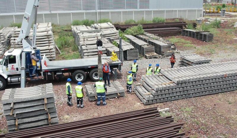 Descargando durmientes de concreto para el Tren Maya
