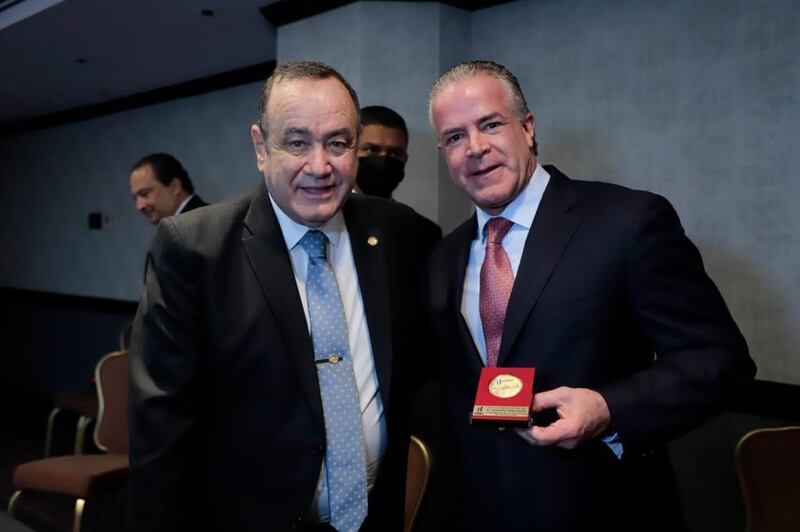 El presidente de la FIFA, Gianni Infantino, entrega un premio al presidente de la CONCACAF, Víctor Montagliani.