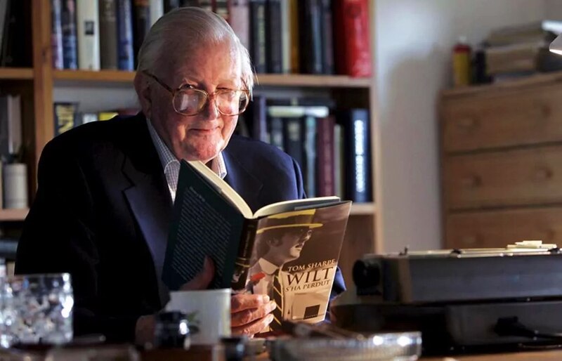 El escritor Tom Sharpe leyendo su libro Wilt