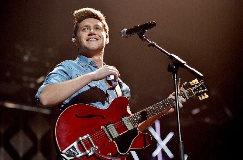 Niall Horan cantando en un concierto