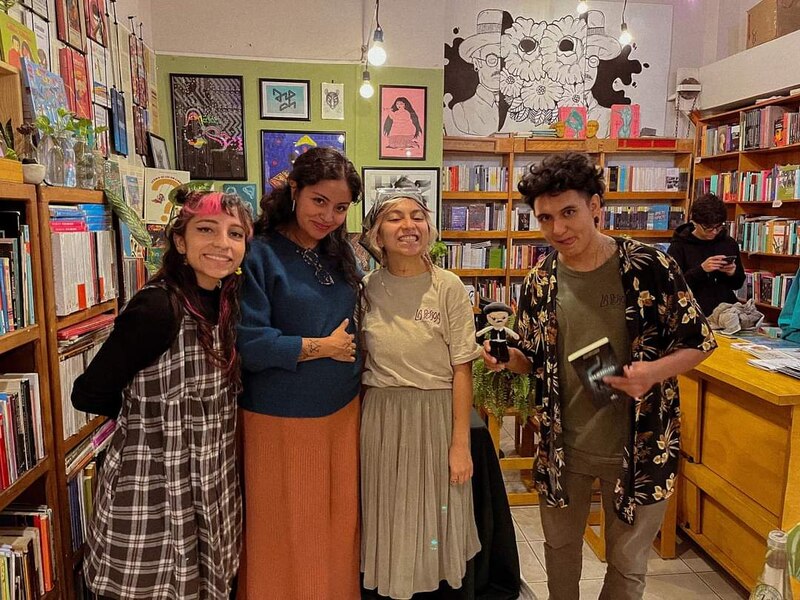 Escritoras en una librería