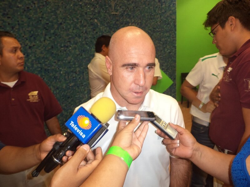 El político mexicano Ricardo Monreal es entrevistado por la prensa.