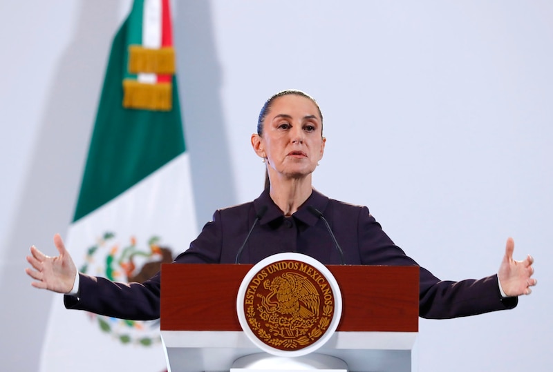 La presidenta de México, Claudia Sheinbaum, habla durante su conferencia de prensa este jueves en el Palacio Nacional de la Ciudad de México (México). Sheinbaum rechazó el uso de militares para realizar deportaciones masivas en Estados Unidos, como anticipó esta semana el próximo mandatario estadounidense, Donald Trump, pero aseveró que su Gobierno "está preparado" y recibirá los mexicanos