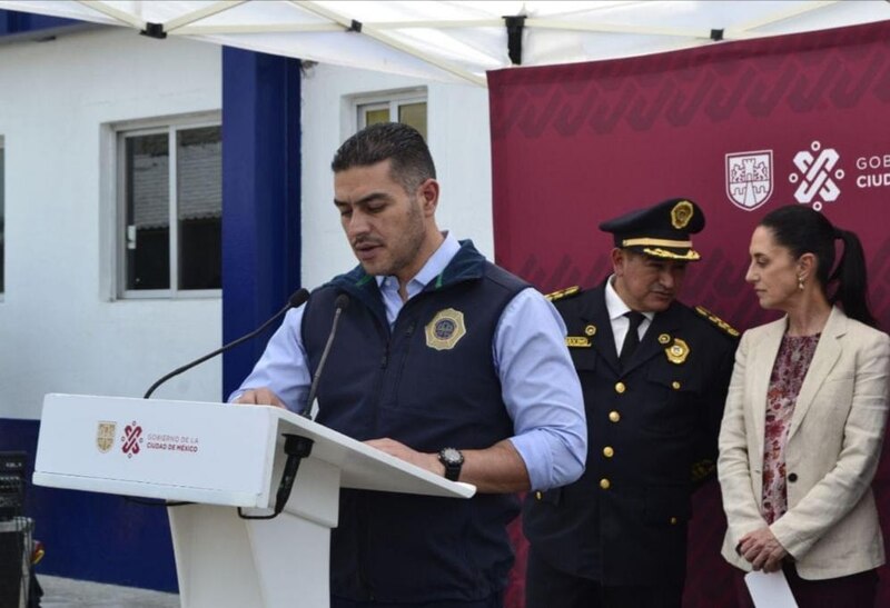 El alcalde de la Ciudad de México, Omar García Harfuch, encabeza la ceremonia de graduación de nuevos policías.