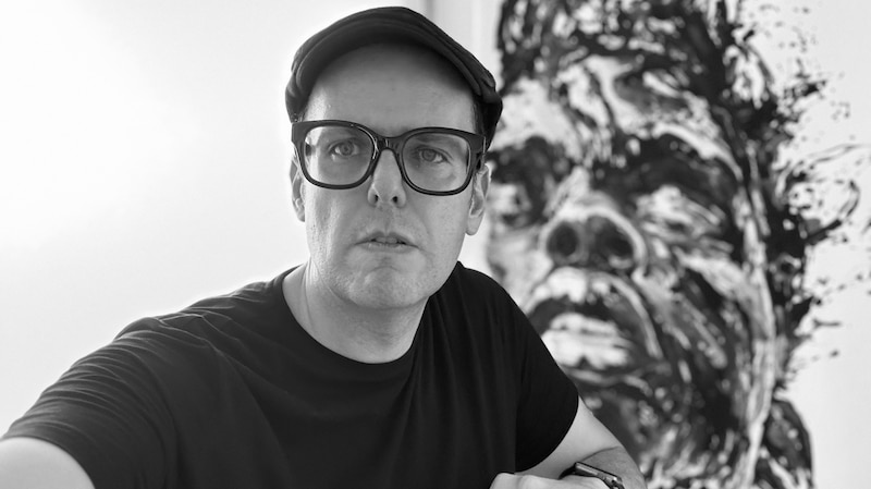 Retrato de Fer Quirarte, artista y egresado del ITESO premiado en el Chelsea International Fine Art Competition