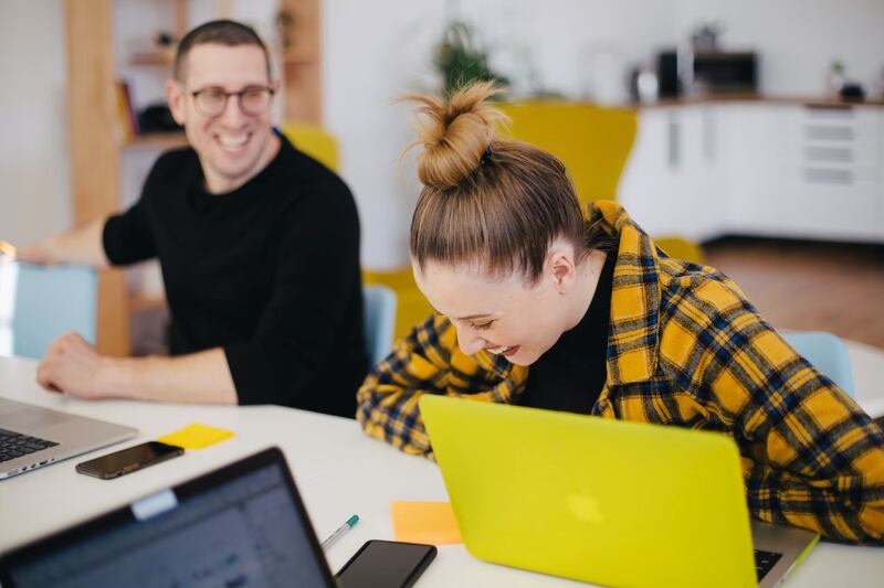 Dos personas trabajando juntas en una oficina