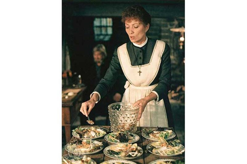 La mujer del reverendo prepara la cena