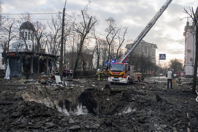 Bomberos extinguen un incendio en un edificio