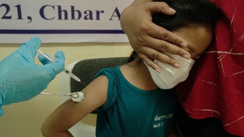 Niña recibe la vacuna contra el COVID-19