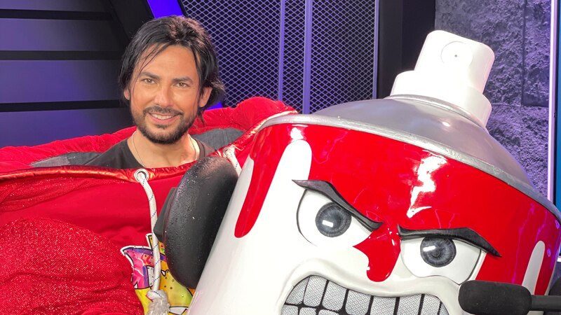 El artista urbano puertorriqueño Farruko junto a la mascota de Art Attack