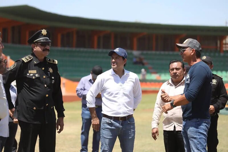 El presidente municipal supervisa la construcción de un nuevo estadio de béisbol