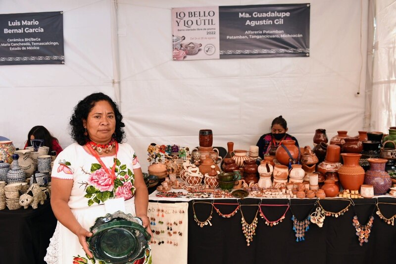 Artesana mexicana expone sus productos en una feria