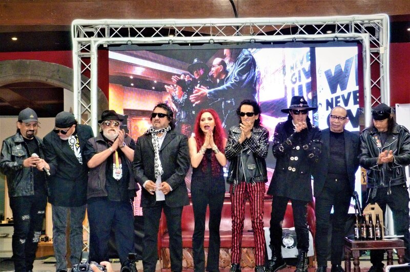 Banda el Recodo cantando en vivo