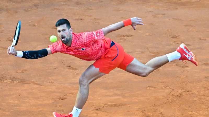 Novak Djokovic en acción durante el Mutua Madrid Open 2022