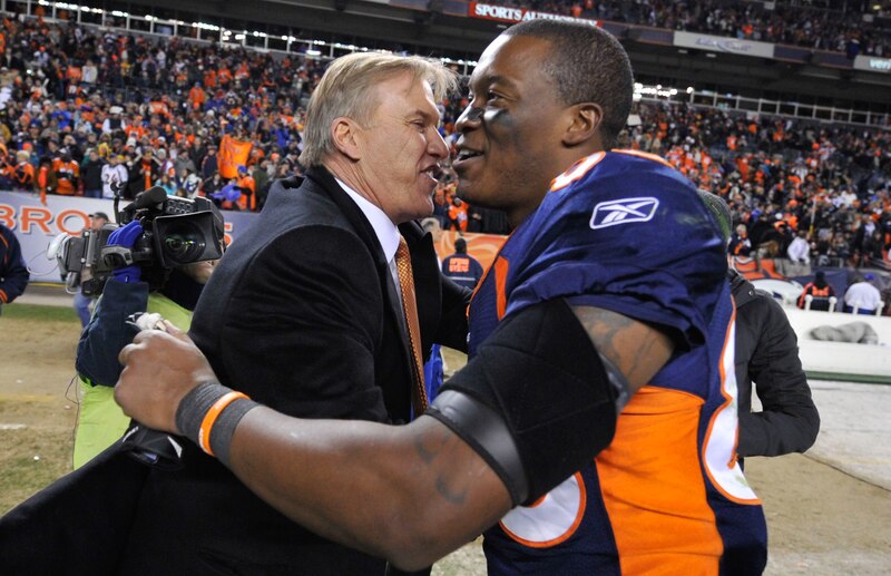 El entrenador en jefe de los Broncos, John Fox, abraza al mariscal de campo Peyton Manning después de la victoria del equipo en el Super Bowl 50.