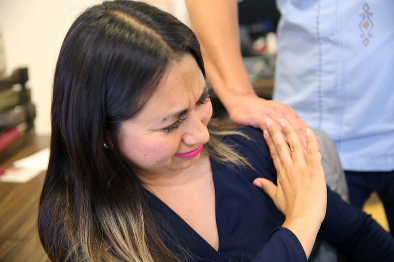 Mujer con dolor en el hombro