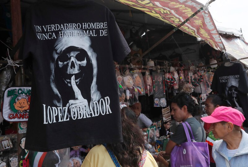 Playera con la imagen de López Obrador y la leyenda "Un verdadero hombre nunca habla mal de".