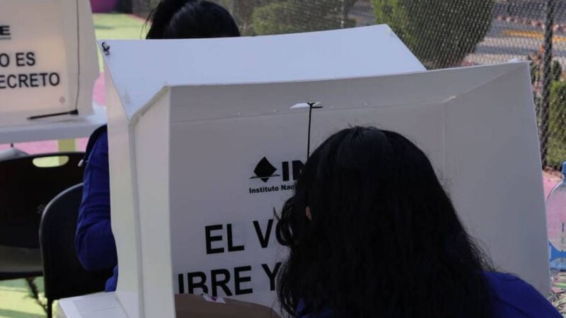 Mujer vota en las elecciones federales de México