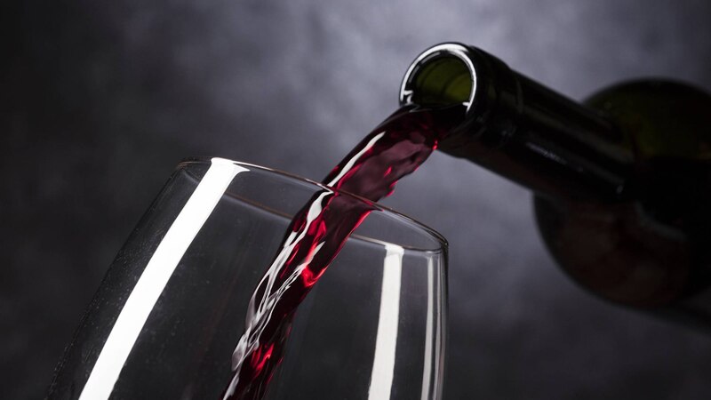 Vino tinto servido en una copa
