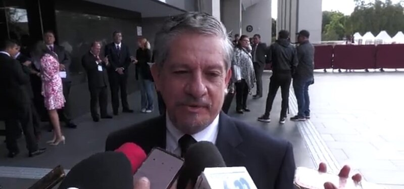 El presidente electo de Chile, Gabriel Boric, saluda a sus partidarios tras su victoria en las elecciones presidenciales