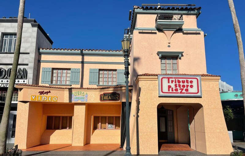 Fachada de un edificio con un cartel que dice "Tribute Store Plaza"