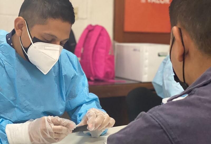 Joven se realiza una prueba de COVID-19