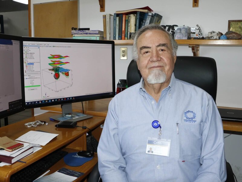 El Dr. Mario Molina, Premio Nobel de Química, en su oficina en el Instituto de Ciencias Nucleares de la UNAM.