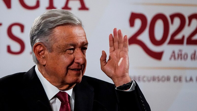 El presidente Andrés Manuel López Obrador saluda a la multitud durante un evento público.