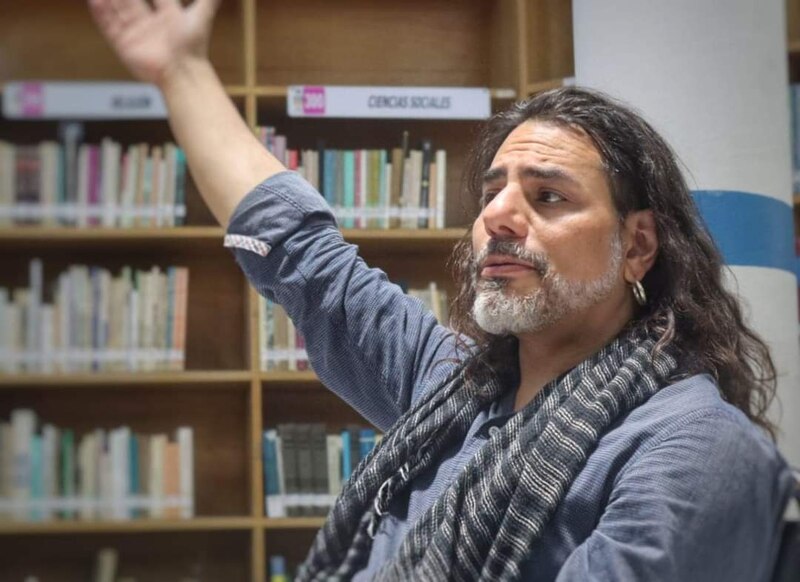 Escritor dando una conferencia en una biblioteca