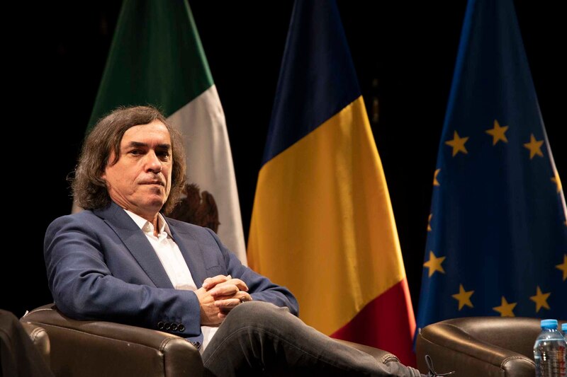 El escritor mexicano Juan Villoro en una conferencia en Rumania