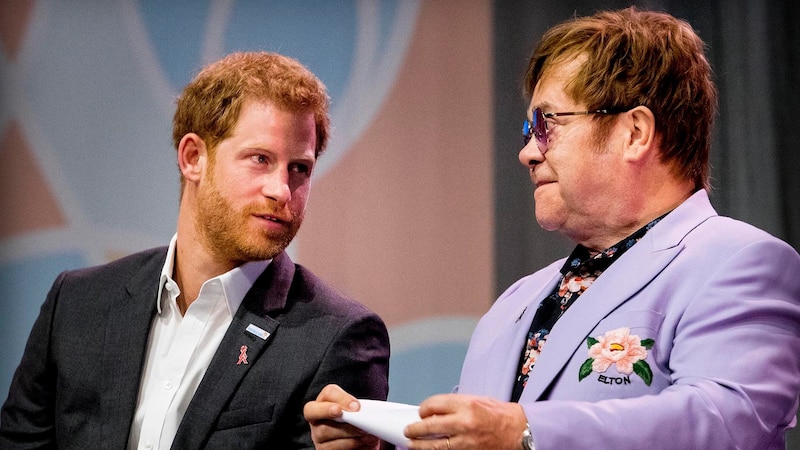 El príncipe Harry y Elton John hablan en un evento sobre el VIH/SIDA.