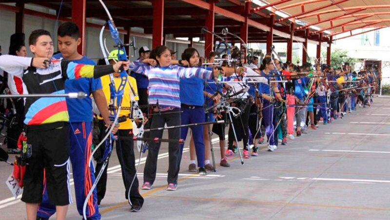 Niños practicando tiro con arco