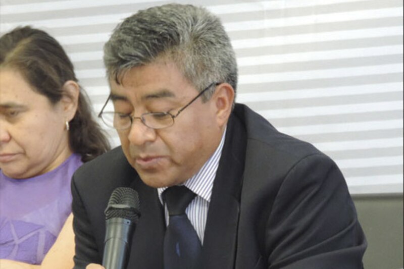El profesor universitario habla en un micrófono