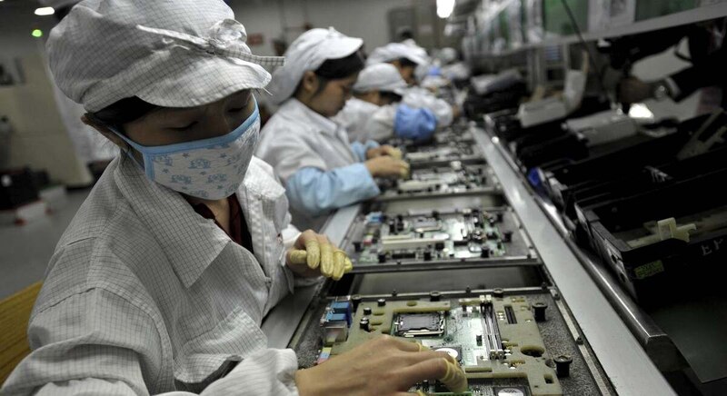 Mujeres trabajando en una fábrica de electrónica