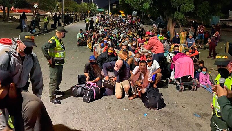 Migrantes venezolanos esperan en la frontera de Chile para solicitar refugio