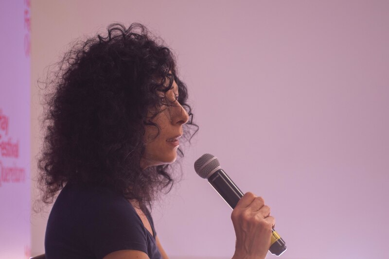 Mujer hablando en un micrófono
