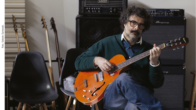 El músico argentino Fito Páez tocando la guitarra