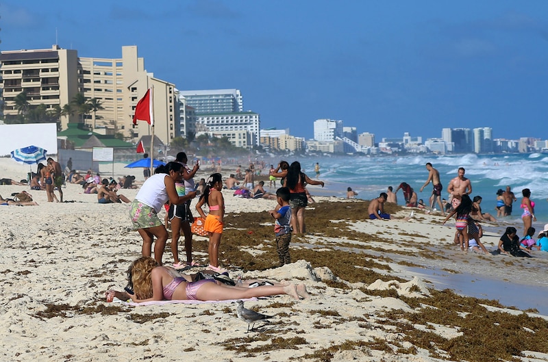 Playa llena de gente en Cancún