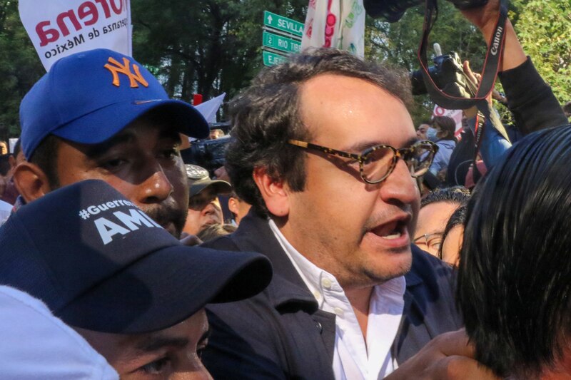 El político mexicano, Javier Sicilia, da un discurso durante una protesta.