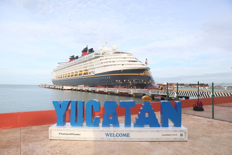 Crucero atracado en el puerto de Progreso, Yucatán