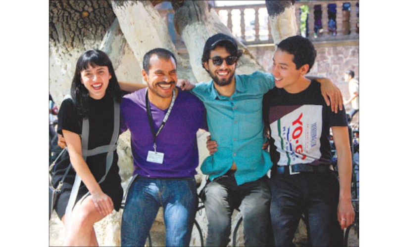 Jóvenes sonrientes