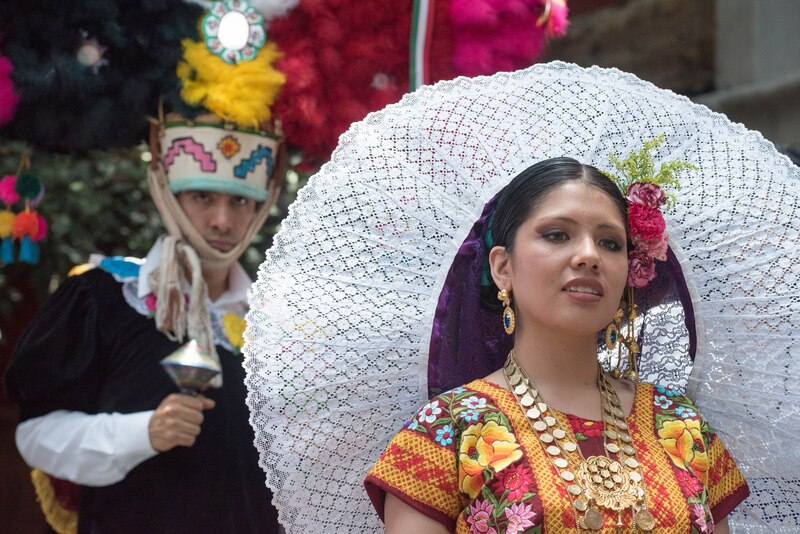 Mujer mexicana con traje tradicional