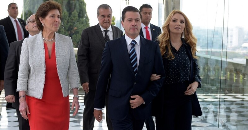 El presidente electo de México, Andrés Manuel López Obrador, saluda a sus simpatizantes tras ganar las elecciones.