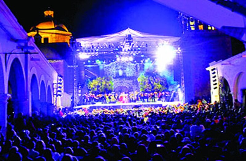 Concierto de música en vivo en una plaza pública