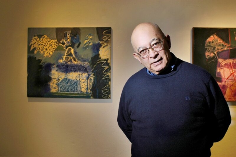 El artista plástico mexicano Rufino Tamayo posa junto a sus obras.