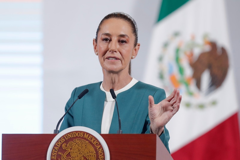 La presidenta de México, Claudia Sheinbaum, habla en una rueda de prensa este lunes, en Palacio Nacional en Ciudad de México (México). El Gobierno mexicano analiza reducir los centros que instaló para recibir a migrantes deportados desde Estados Unidos tras recibir solo a 24.413 en las primeras ocho semanas de la nueva Administración de Donald Trump, según informó Sheinbaum.